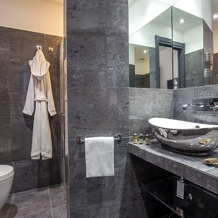 Gcf Luxury Suites, Guest House